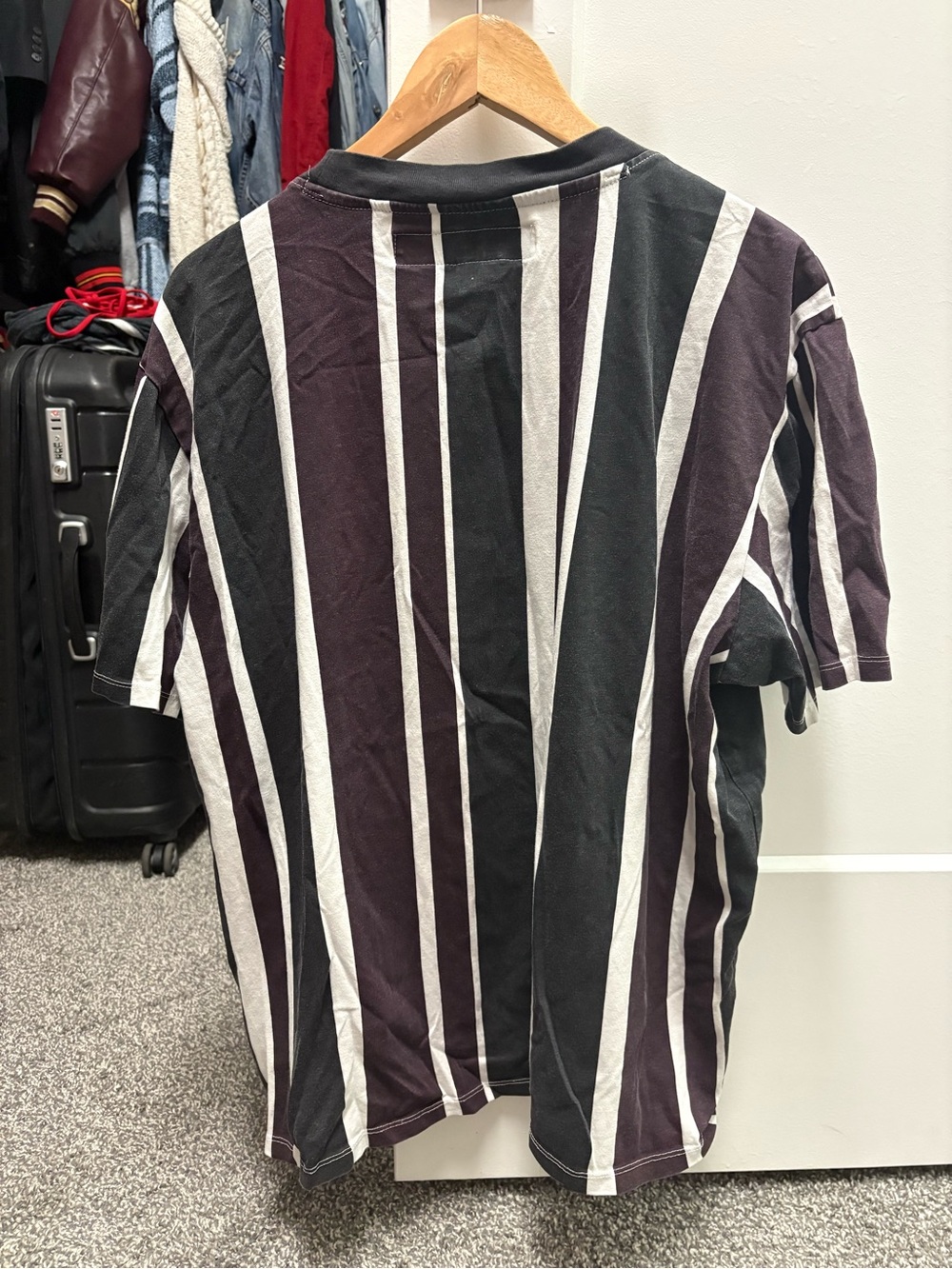 GUESS vintage Striped Logo Tee - Picture 4 of 4